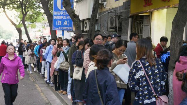 南京网红板栗店,一年只卖4个月,每人限购两袋,人多的跟拖一样