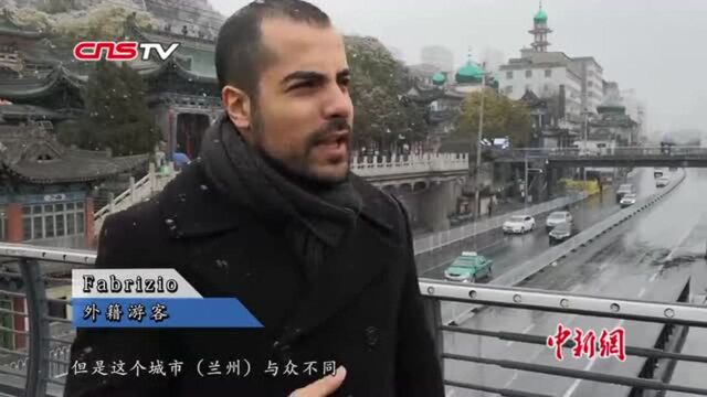 兰州立冬以来首场降雪:外籍游客点赞拍照上班族贪恋美景忘启程