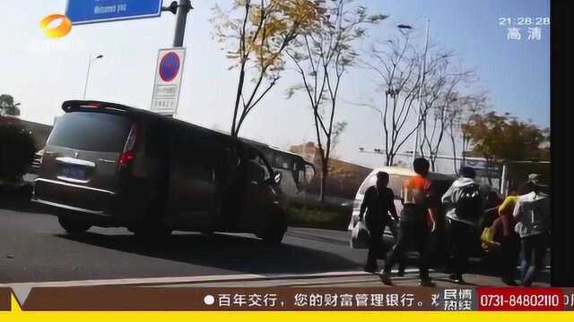 长沙岳麓大道现“野生站点”,随意上下客,此番景象更是险象环生!