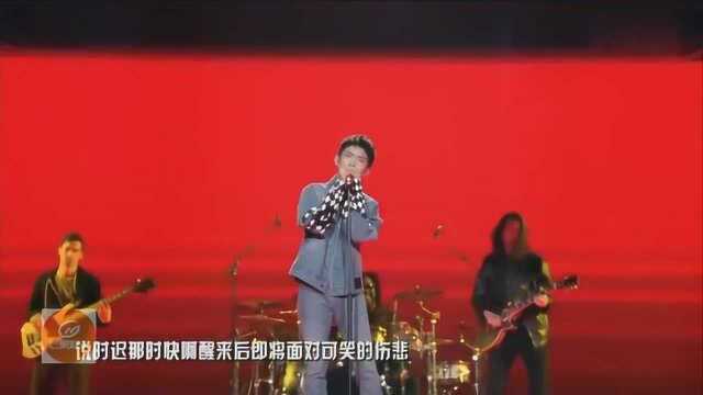 千玺小癞子头演唱“亲爱的 这里没有一个人”,18岁的千玺更帅了!