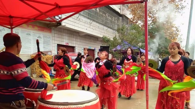 农村锣鼓队演奏《白事开场曲》,打的非常精彩