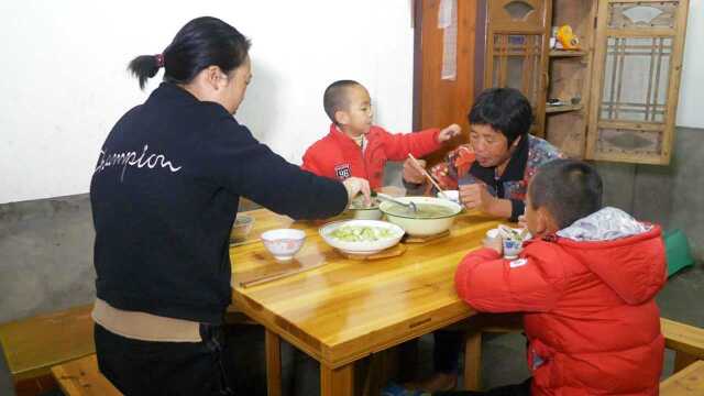 农村儿媳买海蛎和豆腐,煮一锅海蛎豆腐汤,天冷喝一口全身都暖暖