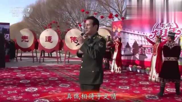 夏米力演唱原创歌曲《民族团结一家亲》,载歌且舞,舞台上好热闹