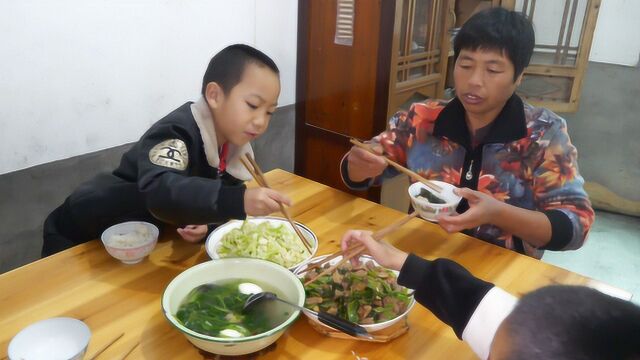 农村婆婆挖红薯,儿媳做盖菜炒肉,美味下饭,一家子都爱吃