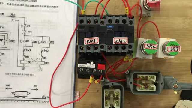 我是小豆:三相异步电动机正反转控制电路,如何根据图纸实物接线