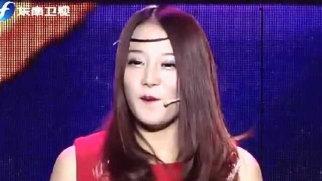 韩国长腿丝袜美女,上约会万人迷,两位男士在台上争取她的青睐