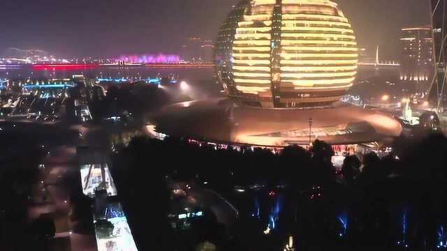 航拍中国:杭州市民中心广场夜景,真的好美