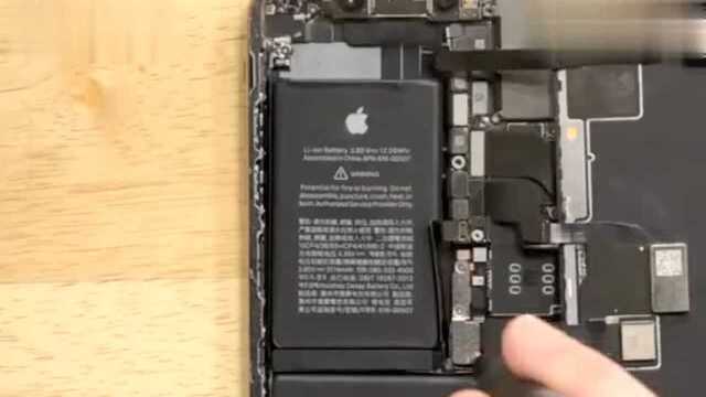 iPhone XS Max电池更换欣赏,这个做工不得不说太精细了!