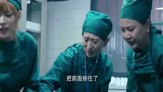 很纯很暧昧:男子怀孕生孩子,太大生不出,还要女友帮忙