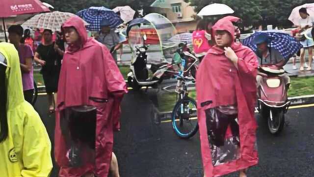 岳云鹏雨天穿红色雨衣接娃 脚踩老头乐拖鞋超接“地气”