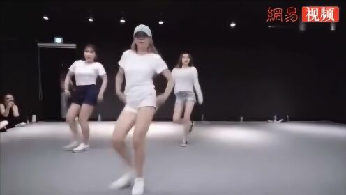 IM性感俏皮美女热舞，身材超赞，颜值超高