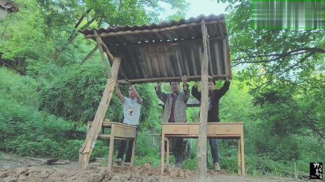 用瓦片和砖头修一堵围墙,虽然出了点意外,但最后效果很漂亮