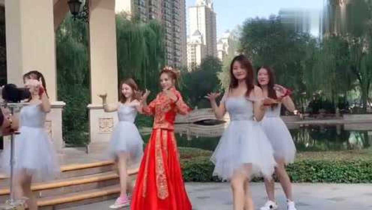 婚礼视频漂亮的新娘和伴娘正在排练舞蹈跳的真好看
