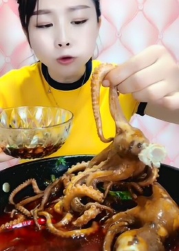 海鲜吃播吃起来,看这八爪鱼大不大 - 腾讯视频