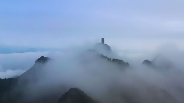 云雾缭绕孤峰顶上的千年古寺 美如仙境