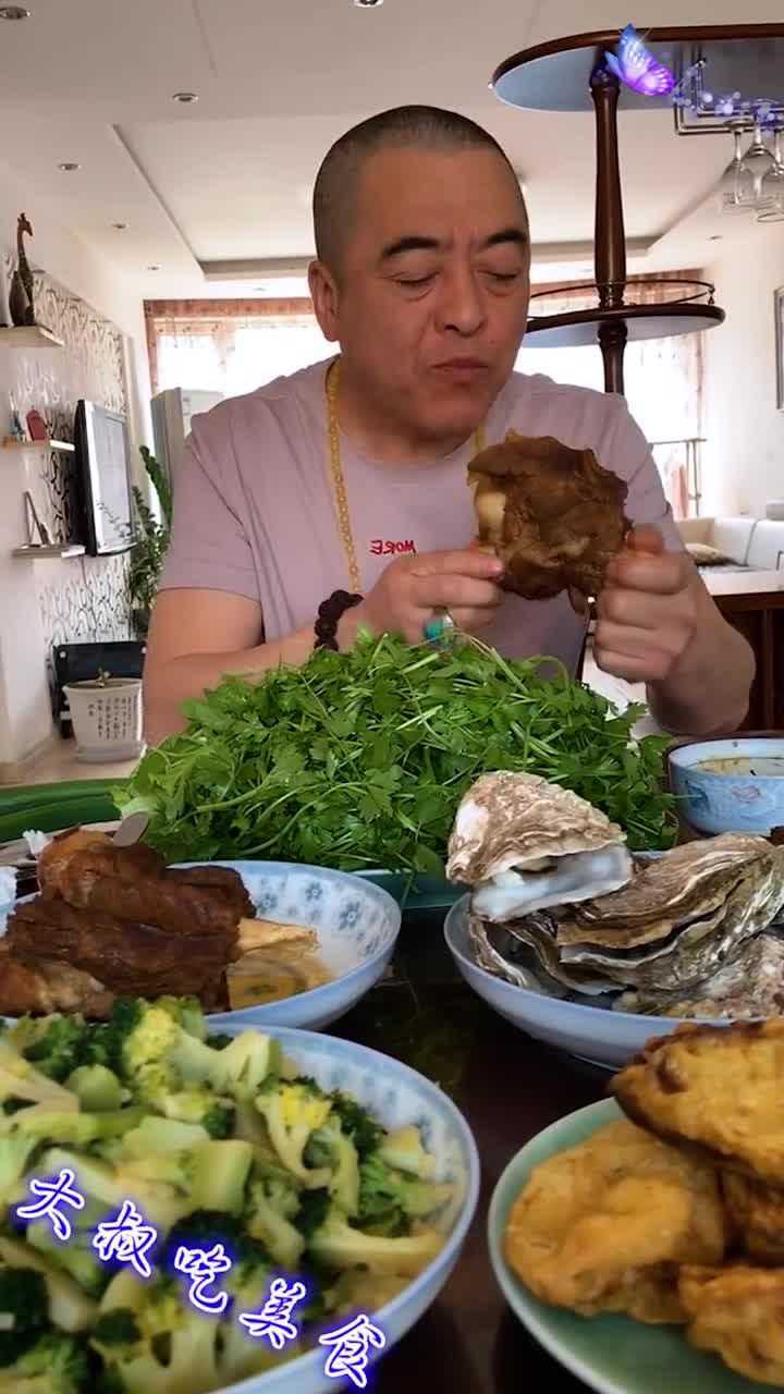 东北大哥霸气吃播大生蚝一口一个网友真是向往的生活