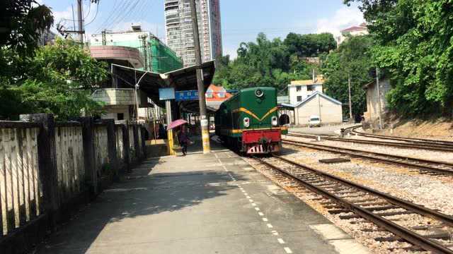 实拍建于一百年前的米轨铁路云南河口火车站