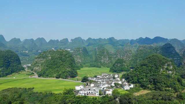 贵州省黔西南州的兴义万峰林景区,这里群峰林立,田园风光很美!