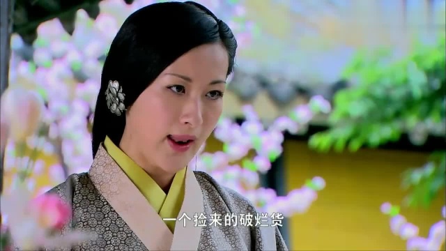 野姑娘遭到大娘嘲讽,不料姑娘后台硬,大娘瞬间吓傻了