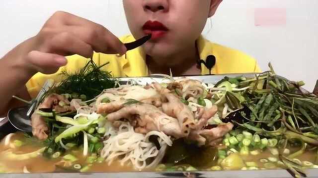 泰国小姐姐吃鸡爪米粉,臭菜,豆角粒