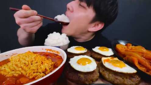 大胃王美食吃播，韩国小哥吃泡面煎蛋肉排辣白菜
