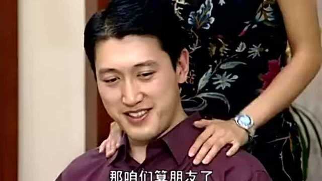 年轻院长喝醉了,女助理走来帮院长捏肩膀,院长一脸舒坦