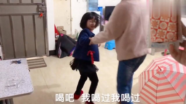 橘子和依一恶搞妈妈、牛奶盒里装酱油给她喝、妈妈;你们太坏了