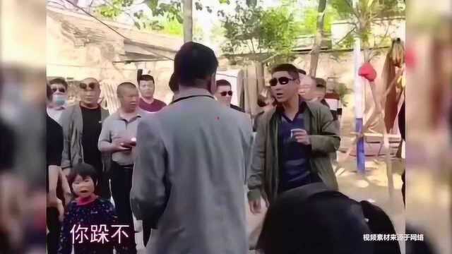 “大衣哥”朱之文家门被踹开