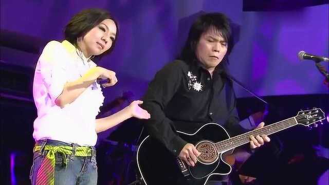 这首歌由万芳作词伍佰作曲,二人再共同演唱,真是郎才配女貌!