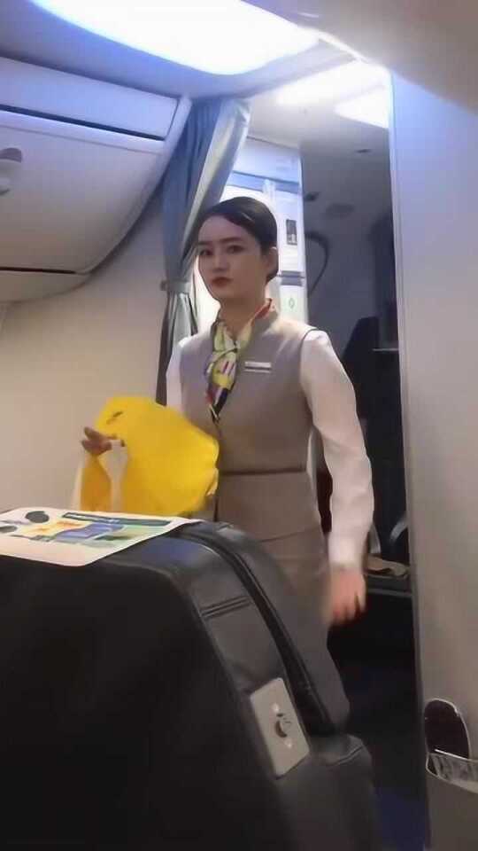 飞机上偷拍空姐，竟然被发现了，之后空姐的反应太可爱了