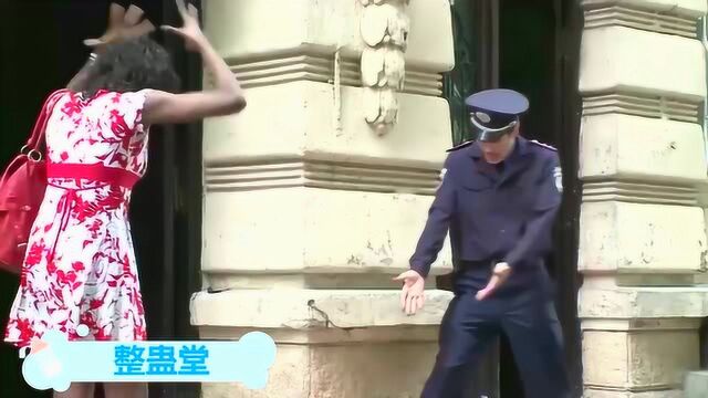 国外爆笑街头恶搞:证件刚被警察检查突然着火了,路人瞬间抓狂