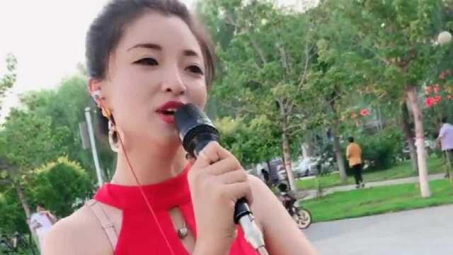 深情演绎;一首情歌《多想抱抱你》,醉人的旋律