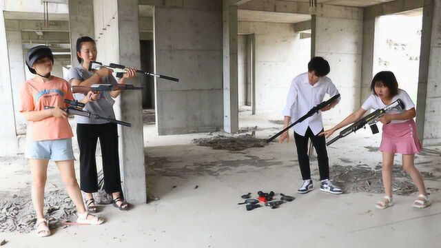 绝地求生真人版:姐妹俩称霸P城!搜全部神装钓鱼,轻松灭大神