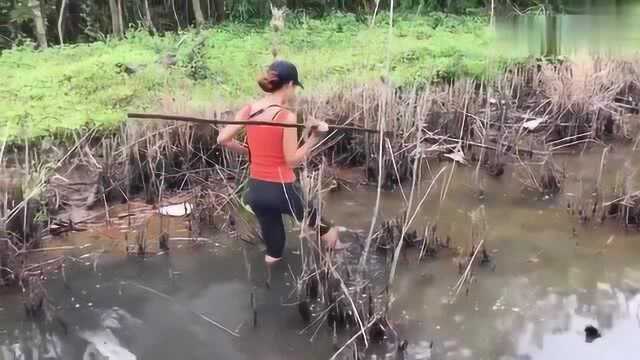 东莞农村美女带着鱼叉到河里抓鱼,捕获的黄鳝又大又粗,太爽了