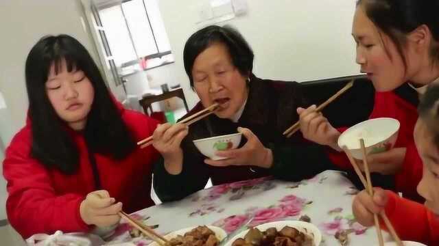 胖妹进城看奶奶,两手拎着一堆好货送上门,奶奶做好菜一家子围着吃