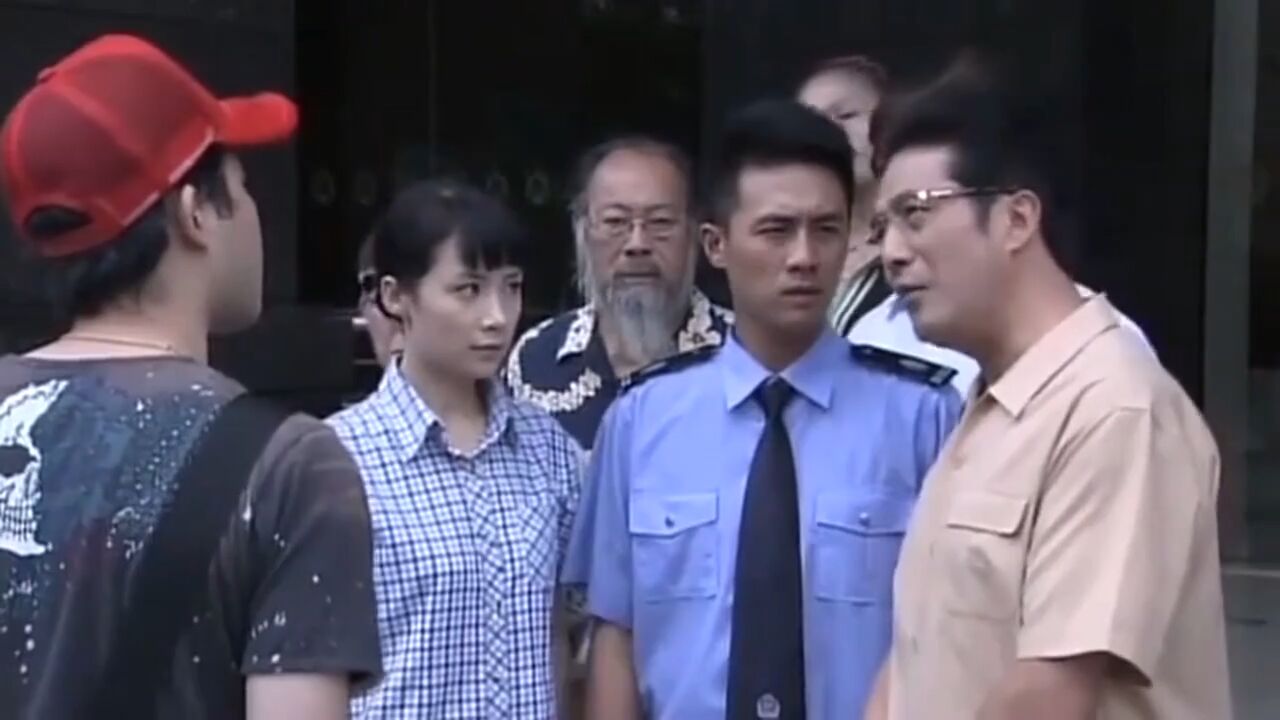 保安:小混混为一只狗打保安,不料董事长亲自替保安出头,真解气