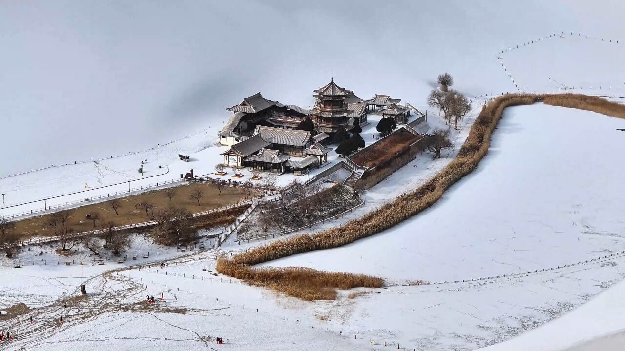 沙雪交融敦煌大漠雪后初霁美景如画