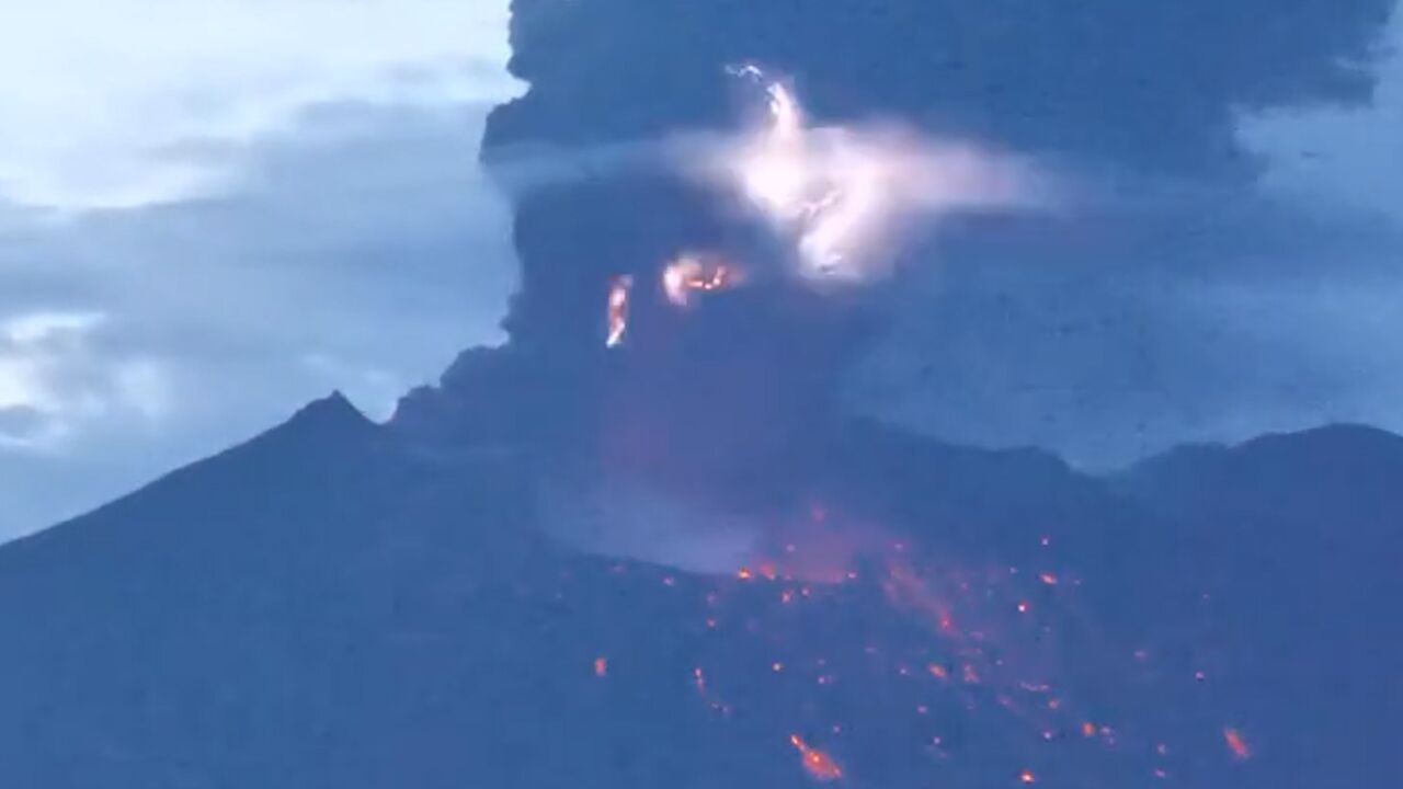 日本樱岛火山“爆炸性喷发”,火山灰夹杂雷电直冲5000米高空