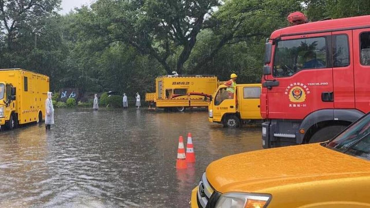 受强降雨天气影响 杭州九溪附近路面出现积水 多部门现场组织应急措施