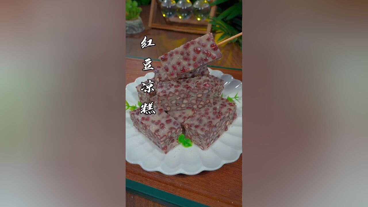 把红豆放进锅里蒸一蒸,出锅瞬间变成一道经典美食,软糯香甜太好吃了