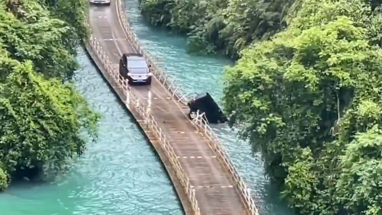 落水最新湖北宣恩通报“网红浮桥有车落水”:5人死亡,景区已暂停营业