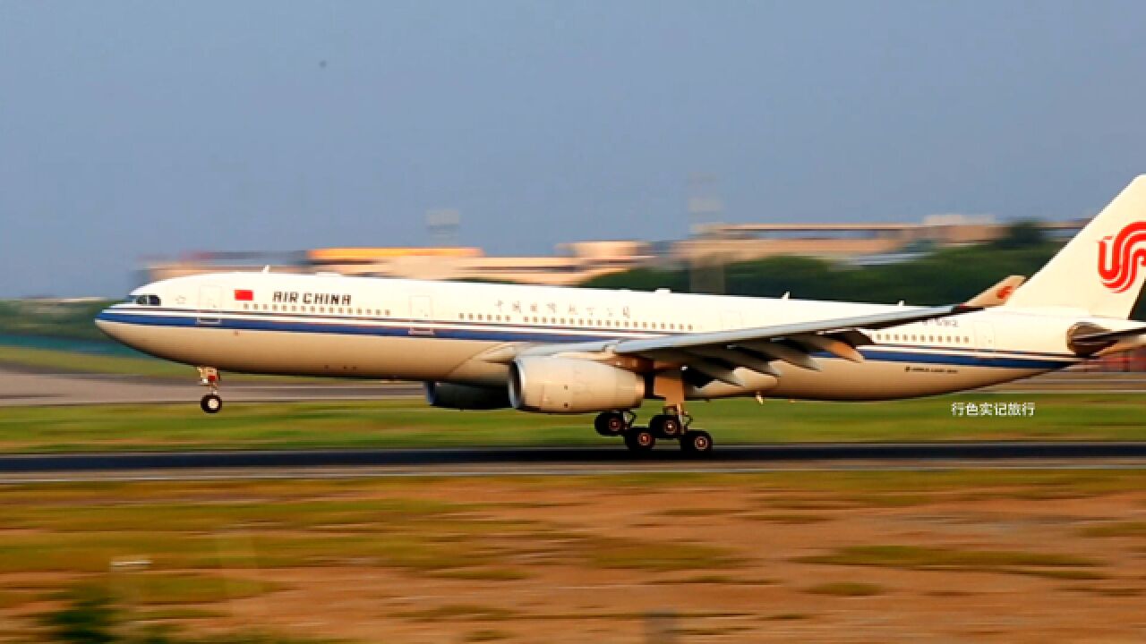 实拍西部两大航空川航重庆航空飞机起飞,国航空客330降落