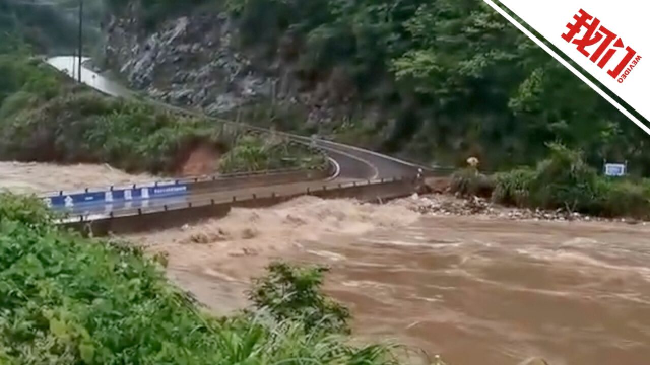 安徽潜山遭遇强降雨天气:居民家中流入泥沙 有道路塌方抢修中