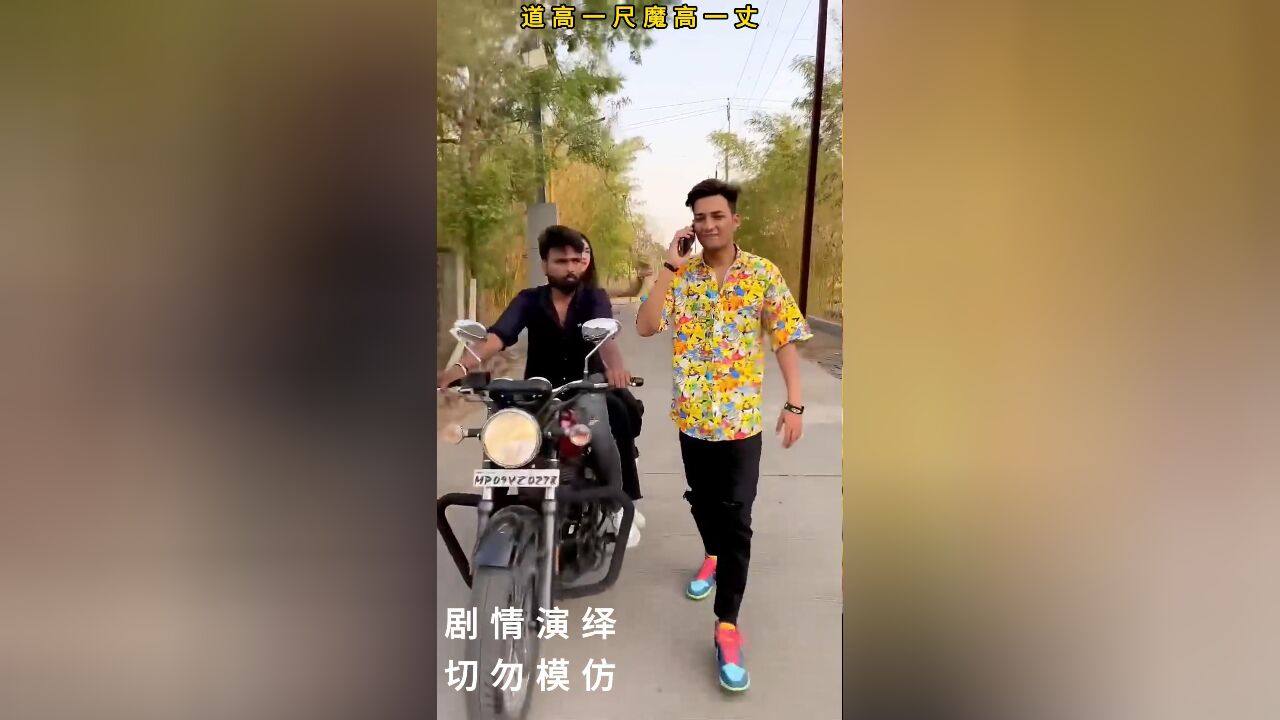 笑抽了!小伙遭遇摩托车男女抢手机,结果却反抢了他们的摩托车