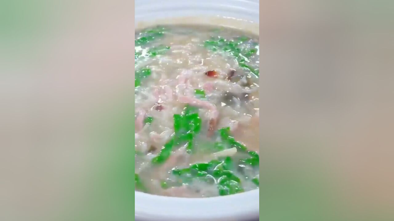 皮蛋瘦肉粥 吃不完的剩米饭,用来做皮蛋瘦肉粥,做法简单还好吃