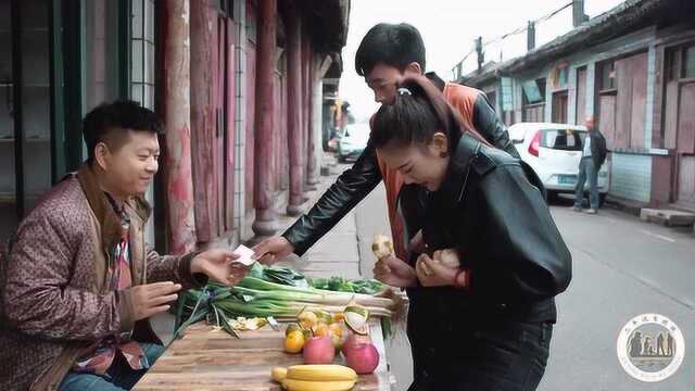 小伙卖橘子生意不好,却在橘子上雕刻小金人,太有才了