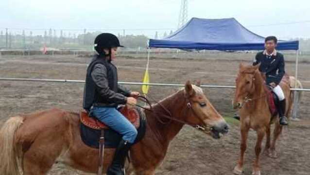 上饶弋阳农村大姐马场开张,下着雨,美女们也不错过骑马,太美了