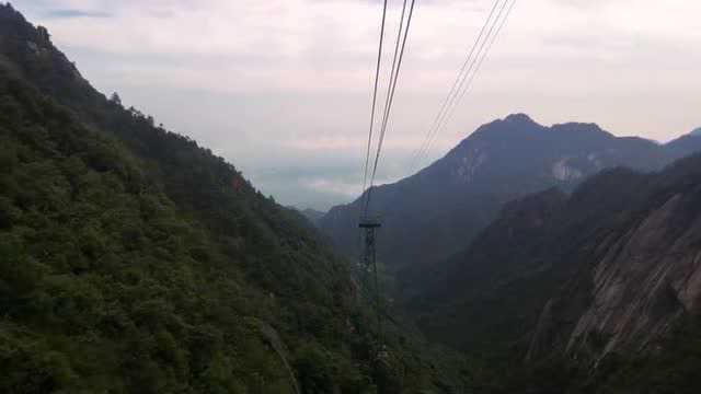 黄山风景区太平索道,沿途的风景挺好,索道也是挺长的