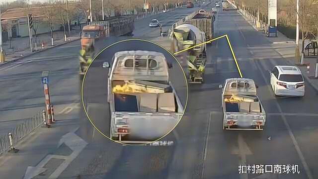 副驾车窗扔烟头点着自己车,民警叫停帮灭火