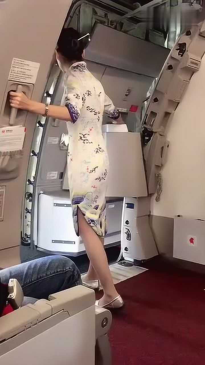 美女空姐在关闭机舱舱门穿旗袍的的样子婉约美丽